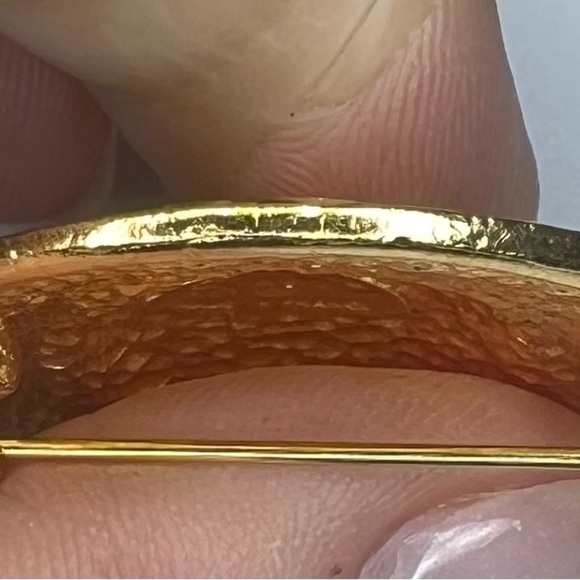 Vintage gold Chanel Brooch. - Picture 8 of 9